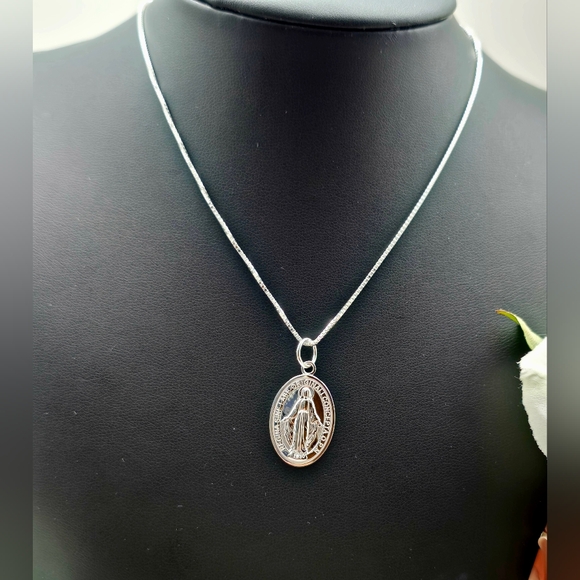 ♥️ MIRACULOUS MARY NECKLACE - Picture 2 of 7